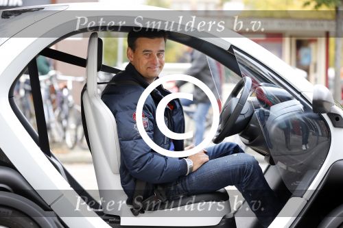Amsterdam 1 oktober 2012
Das\'s moment bij dr Fish. De bekende mannen reden in een renault Twizy. Wilfred Genee
Peter Smulders bv