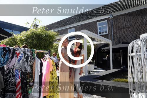 Naarden 9 september 2012
Beau monde fair bij het arsenaal met oa Ellemieke Vermolen met nichtje en vriendin met een stand voor hun webwinkel.
Peter Smulders bv