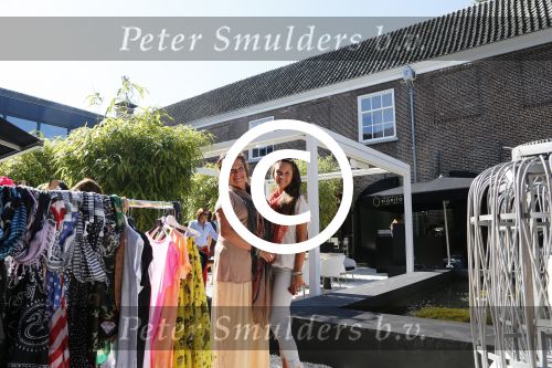 Naarden 9 september 2012
Beau monde fair bij het arsenaal met oa Ellemieke Vermolen met nichtje en vriendin met een stand voor hun webwinkel.
Peter Smulders bv