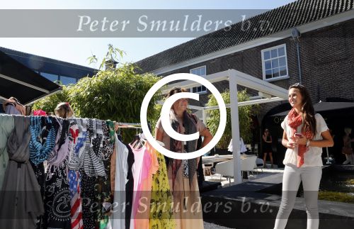 Naarden 9 september 2012
Beau monde fair bij het arsenaal met oa Ellemieke Vermolen met nichtje en vriendin met een stand voor hun webwinkel.
Peter Smulders bv