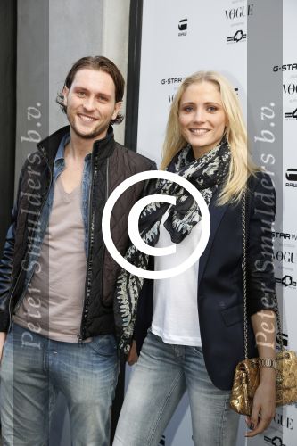 Amsterdam 4 oktober 2012
Doutzen Kroes opent de G Star woman winkel in Amsterdam. Yfke Sturm met broer
Peter Smulders bv