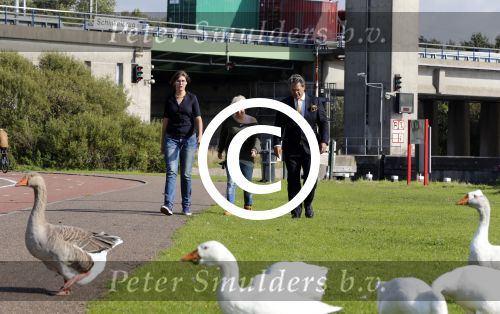Amsterdam 2 oktober 2012
Emile Ratelband laat Ymke Wieringa en Britt Dekker over hete gloeiende kolen lopen.
Peter Smulders bv