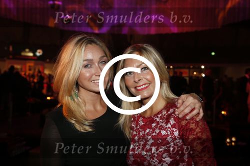 Amsterdam 13 oktober 2012
VIP avond LAF beurs bij westergasfabriek. zangeres Do Dominique v Hulst met een vriendin
Peter Smulders bv