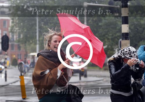 Amsterdam 24 september 2012
Meisje in de storm.
Peter Smulders bv
