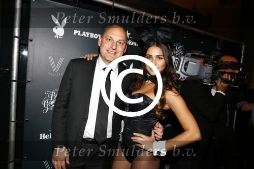 Amsterdam 3 oktober 2013
Feestje voor het 30 jarig bestaan van Playboy . Beertje v Beers arriveert met een nieuwe jaguar Cabrio en onthult het eerst nummer waar ze de cover siert. Aldo v Troost Jaguar
