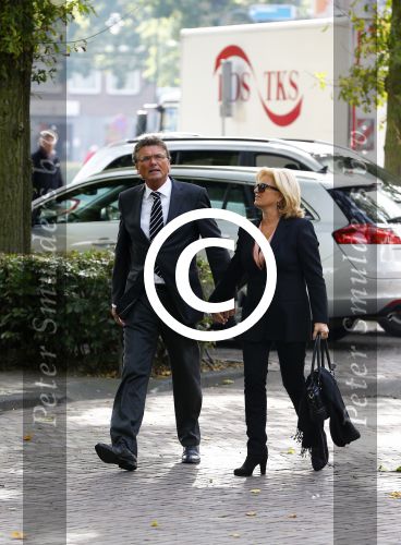 Laren 2 oktober 2013
Kerkdienst naar aanleiding van het overlijden van John de mol sr in de sint Jansbasiliek. Het was enorm druk met vrienden en familie.