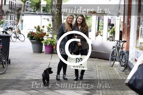 Amsterdam 10 oktober 2013
Anita Schuts met dochter Eva op de cornelis schuytstraat