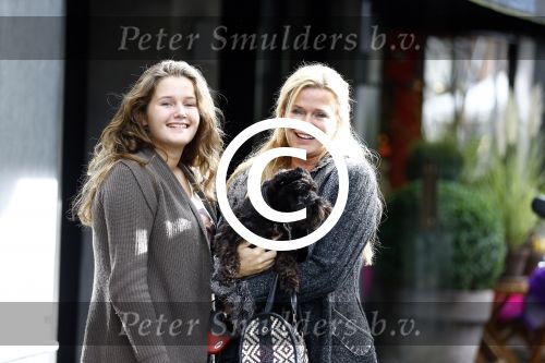 Amsterdam 10 oktober 2013
Anita Schuts met dochter Eva op de cornelis schuytstraat