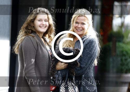 Amsterdam 10 oktober 2013
Anita Schuts met dochter Eva op de cornelis schuytstraat