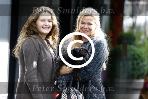 Amsterdam 10 oktober 2013
Anita Schuts met dochter Eva op de cornelis schuytstraat