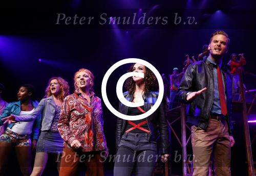 Tilburg 29 september 2013
Premiere Flashdance in de schouwburg van Tilburg met in de hoofdrollen Anouk Maas Jim Bakkum en Carry Tefsen. Albert Verlinde is de producent.