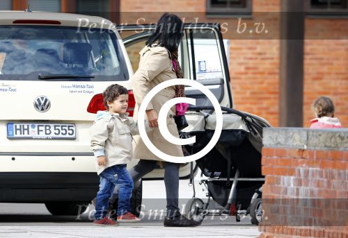 Hamburg 12 september 2013
Khalid Boulahrouz haalt zijn kinderen op bij Sabia en Rafal  v d Vaart en gaat met aupair naar de dierentuin in Hamburg.