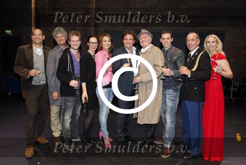 Amsterdam 6 oktober 2013
Cast Baantjer tijdens premiere in nieuwe de la mar.
De complete cast van Baantjer en De Moord in het Theater bestaat uit Peter Tuinman, Mike Weerts, Peter Rï¿½mer (ook scenarioschrijver), Miryanna van Reeden, Alexandra Alphenaar, Sophie van Oers, Tom Afman, Evert van der Meulen en Rutger Le Poole