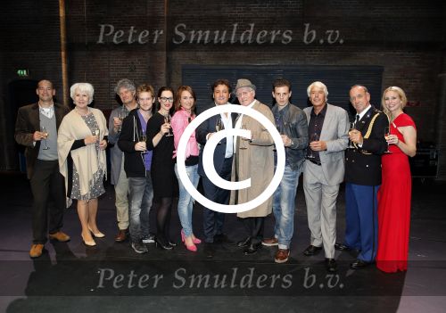 Amsterdam 6 oktober 2013
Cast Baantjer tijdens premiere in nieuwe de la mar.
De complete cast van Baantjer en De Moord in het Theater bestaat uit Peter Tuinman, Mike Weerts, Peter Rï¿½mer (ook scenarioschrijver), Miryanna van Reeden, Alexandra Alphenaar, Sophie van Oers, Tom Afman, Evert van der Meulen en Rutger Le Poole