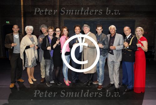 Amsterdam 6 oktober 2013
Cast Baantjer tijdens premiere in nieuwe de la mar.
De complete cast van Baantjer en De Moord in het Theater bestaat uit Peter Tuinman, Mike Weerts, Peter Rï¿½mer (ook scenarioschrijver), Miryanna van Reeden, Alexandra Alphenaar, Sophie van Oers, Tom Afman, Evert van der Meulen en Rutger Le Poole