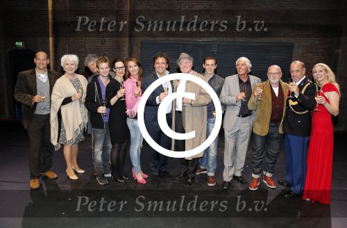 Amsterdam 6 oktober 2013
Cast Baantjer tijdens premiere in nieuwe de la mar.
De complete cast van Baantjer en De Moord in het Theater bestaat uit Peter Tuinman, Mike Weerts, Peter Rï¿½mer (ook scenarioschrijver), Miryanna van Reeden, Alexandra Alphenaar, Sophie van Oers, Tom Afman, Evert van der Meulen en Rutger Le Poole