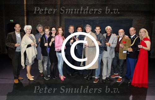 Amsterdam 6 oktober 2013
Cast Baantjer tijdens premiere in nieuwe de la mar.
De complete cast van Baantjer en De Moord in het Theater bestaat uit Peter Tuinman, Mike Weerts, Peter Rï¿½mer (ook scenarioschrijver), Miryanna van Reeden, Alexandra Alphenaar, Sophie van Oers, Tom Afman, Evert van der Meulen en Rutger Le Poole