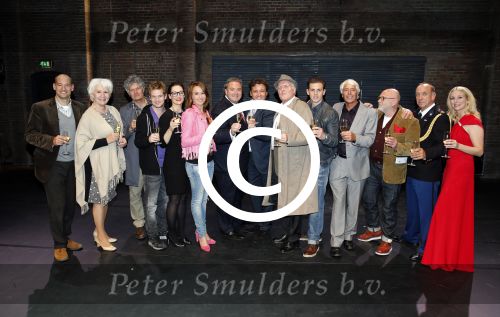 Amsterdam 6 oktober 2013
Cast Baantjer tijdens premiere in nieuwe de la mar.
De complete cast van Baantjer en De Moord in het Theater bestaat uit Peter Tuinman, Mike Weerts, Peter Rï¿½mer (ook scenarioschrijver), Miryanna van Reeden, Alexandra Alphenaar, Sophie van Oers, Tom Afman, Evert van der Meulen en Rutger Le Poole