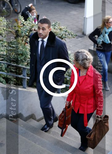 Amsterdam 10 oktober 2013
Rechtzaak Badr Hari bij de rechtbank op de paranassusweg waar veel pers op afgekomen is. Badr arriveert met zijn advocaat Benedicte Ficq