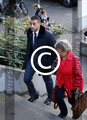 Amsterdam 10 oktober 2013
Rechtzaak Badr Hari bij de rechtbank op de paranassusweg waar veel pers op afgekomen is. Badr arriveert met zijn advocaat Benedicte Ficq