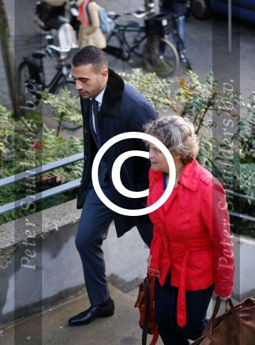 Amsterdam 10 oktober 2013
Rechtzaak Badr Hari bij de rechtbank op de paranassusweg waar veel pers op afgekomen is. Badr arriveert met zijn advocaat Benedicte Ficq