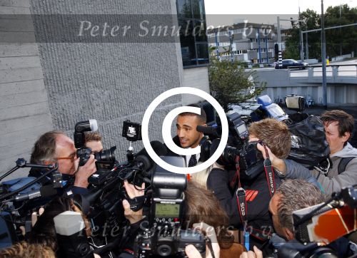 Amsterdam 10 oktober 2013
Rechtzaak Badr Hari bij de rechtbank op de paranassusweg waar veel pers op afgekomen is. Badr arriveert met zijn advocaat Benedicte Ficq