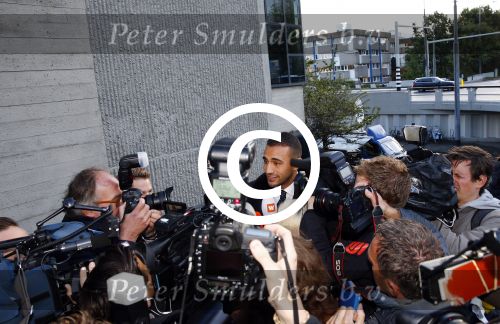 Amsterdam 10 oktober 2013
Rechtzaak Badr Hari bij de rechtbank op de paranassusweg waar veel pers op afgekomen is. Badr arriveert met zijn advocaat Benedicte Ficq