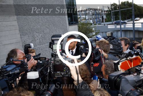 Amsterdam 10 oktober 2013
Rechtzaak Badr Hari bij de rechtbank op de paranassusweg waar veel pers op afgekomen is. Badr arriveert met zijn advocaat Benedicte Ficq