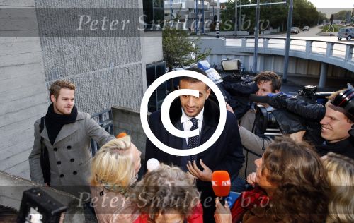 Amsterdam 10 oktober 2013
Rechtzaak Badr Hari bij de rechtbank op de paranassusweg waar veel pers op afgekomen is. Badr arriveert met zijn advocaat Benedicte Ficq