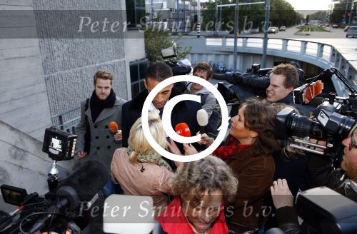 Amsterdam 10 oktober 2013
Rechtzaak Badr Hari bij de rechtbank op de paranassusweg waar veel pers op afgekomen is. Badr arriveert met zijn advocaat Benedicte Ficq
