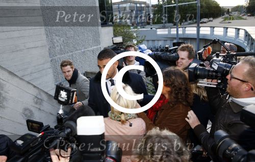Amsterdam 10 oktober 2013
Rechtzaak Badr Hari bij de rechtbank op de paranassusweg waar veel pers op afgekomen is. Badr arriveert met zijn advocaat Benedicte Ficq