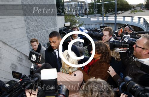 Amsterdam 10 oktober 2013
Rechtzaak Badr Hari bij de rechtbank op de paranassusweg waar veel pers op afgekomen is. Badr arriveert met zijn advocaat Benedicte Ficq