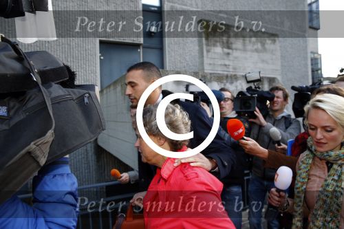 Amsterdam 10 oktober 2013
Rechtzaak Badr Hari bij de rechtbank op de paranassusweg waar veel pers op afgekomen is. Badr arriveert met zijn advocaat Benedicte Ficq
