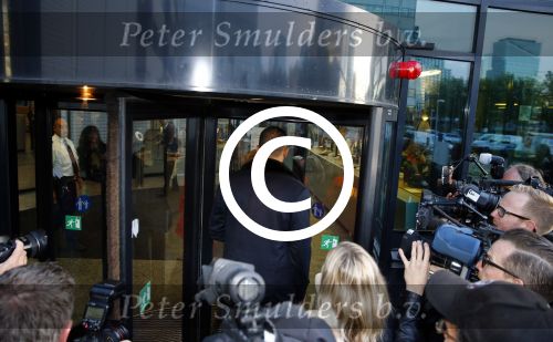Amsterdam 10 oktober 2013
Rechtzaak Badr Hari bij de rechtbank op de paranassusweg waar veel pers op afgekomen is. Badr arriveert met zijn advocaat Benedicte Ficq