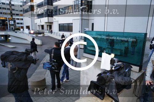 Amsterdam 10 oktober 2013
Rechtzaak Badr Hari bij de rechtbank op de paranassusweg waar veel pers op afgekomen is. Badr arriveert met zijn advocaat Benedicte Ficq