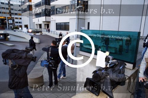 Amsterdam 10 oktober 2013
Rechtzaak Badr Hari bij de rechtbank op de paranassusweg waar veel pers op afgekomen is. Badr arriveert met zijn advocaat Benedicte Ficq