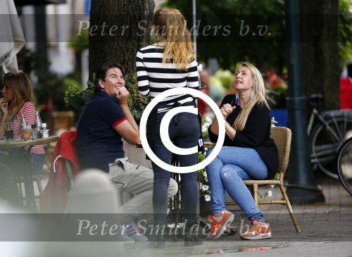 Amsterdam 19 augustus 2013
Bart Ettekoven met een vriendin op terras.