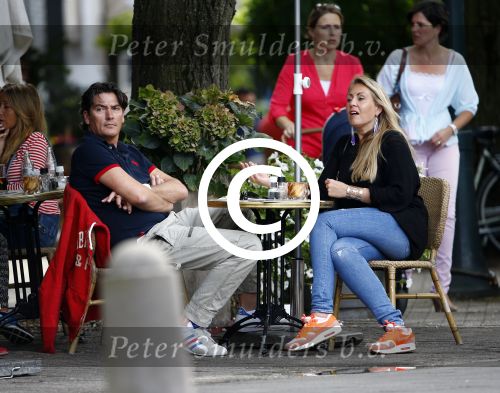 Amsterdam 19 augustus 2013
Bart Ettekoven met een vriendin op terras.