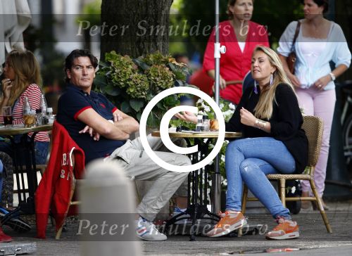 Amsterdam 19 augustus 2013
Bart Ettekoven met een vriendin op terras.