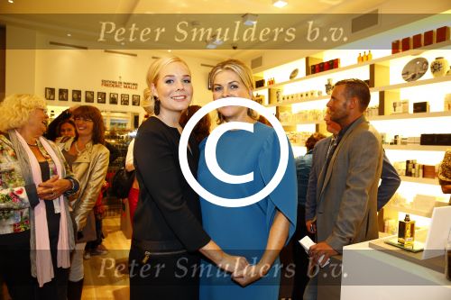 Oosterbeek 14 september 2013
Ronald Koeman op de Skin Cosmetics winkel van zijn vrouw Bartina en ochter Debbie.