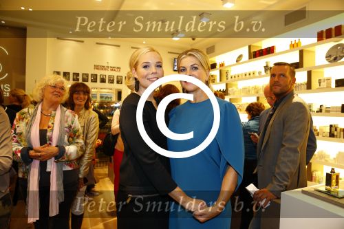Oosterbeek 14 september 2013
Ronald Koeman op de Skin Cosmetics winkel van zijn vrouw Bartina en ochter Debbie.