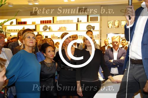 Oosterbeek 14 september 2013
Ronald Koeman op de Skin Cosmetics winkel van zijn vrouw Bartina en ochter Debbie.