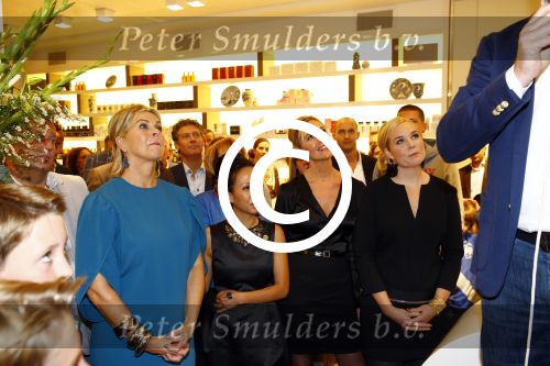 Oosterbeek 14 september 2013
Ronald Koeman op de Skin Cosmetics winkel van zijn vrouw Bartina en ochter Debbie.