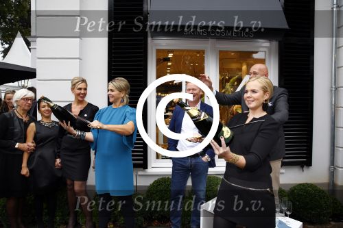 Oosterbeek 14 september 2013
Ronald Koeman op de Skin Cosmetics winkel van zijn vrouw Bartina en ochter Debbie.