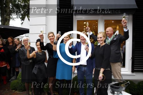 Oosterbeek 14 september 2013
Ronald Koeman op de Skin Cosmetics winkel van zijn vrouw Bartina en ochter Debbie.