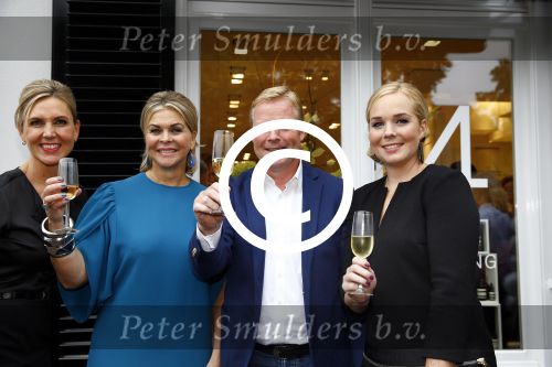 Oosterbeek 14 september 2013
Ronald Koeman op de Skin Cosmetics winkel van zijn vrouw Bartina en ochter Debbie.
