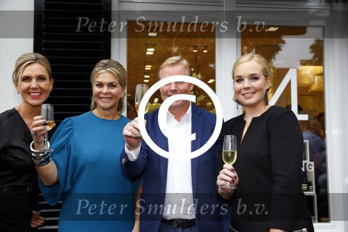 Oosterbeek 14 september 2013
Ronald Koeman op de Skin Cosmetics winkel van zijn vrouw Bartina en ochter Debbie.