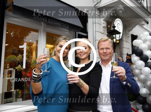 Oosterbeek 14 september 2013
Ronald Koeman op de Skin Cosmetics winkel van zijn vrouw Bartina en ochter Debbie.