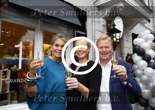 Oosterbeek 14 september 2013
Ronald Koeman op de Skin Cosmetics winkel van zijn vrouw Bartina en ochter Debbie.