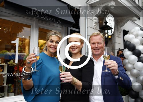 Oosterbeek 14 september 2013
Ronald Koeman op de Skin Cosmetics winkel van zijn vrouw Bartina en ochter Debbie.